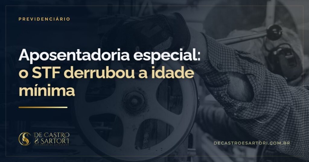 Trabalhador com luvas de proteção operando uma máquina industrial.